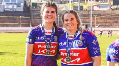 Nuala & Claire Collins sign for Hornets Women for 2026